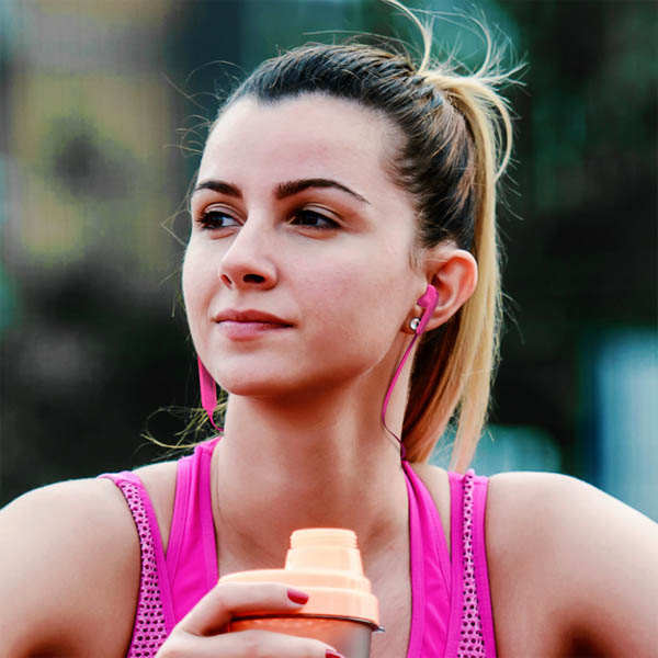 Écouteurs Filaire Bluetooth Defunc, Contour Oreille Télécommande Microphone, Autonomie 5h - Rose 23 Kit Piéton Bluetooth Defunc rose difuusant un son de qualité